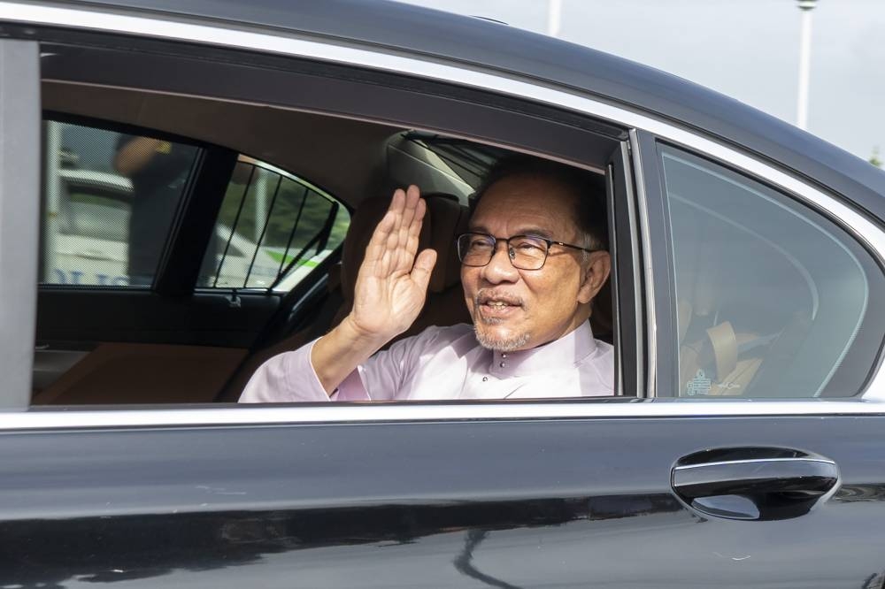 Prime Minister Datuk Seri Anwar Ibrahim arrives at Bangunan Perdana Putra in Putrajaya November 25, 2022. ― Picture by Shafwan Zaidon