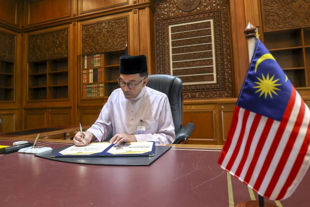 Prime Minister Datuk Seri Anwar Ibrahim commences his duty officially at Perdana Putra November 25, 2022. ― Bernama pic