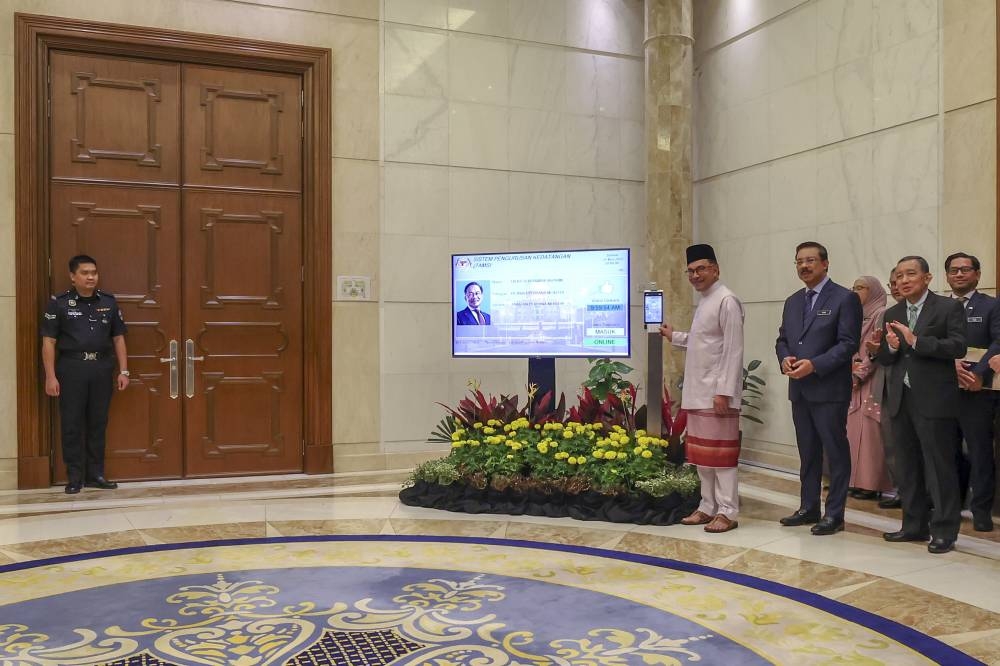 Prime Minister Datuk Seri Anwar Ibrahim officially clocks in at Perdana Putra November 25, 2022. ― Bernama pic