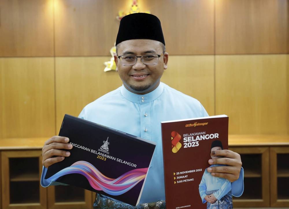 Selangor Mentri Besar Datuk Seri Amirudin Shari with the Selangor Budget 2023 report book before the presentation of the Budget at the Third Meeting of the Fifth Term of the 14th Selangor State Legislative Assembly at the Selangor State Assembly Building, November 25, 2022. — Bernama pic 