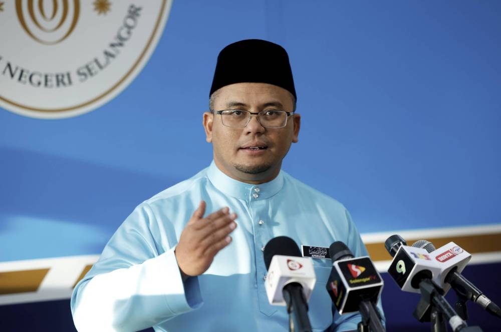 Selangor Mentri Besar Datuk Seri Amirudin Shari said cybercrimes have caused losses of up to RM98.2 million in Selangor up until September of this year. — Bernama pic