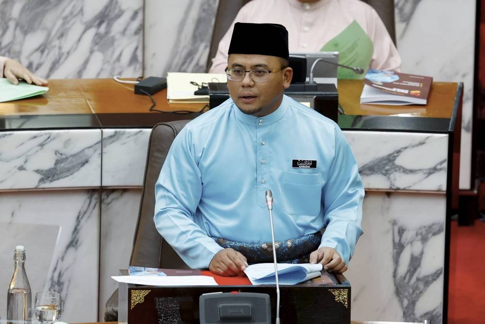 Mentri Besar Datuk Seri Amirudin Shari when presenting the Budget in the Selangor state assembly today said the aid also includes state government administration staff whose salaries are paid by the federal government. — Bernama pic  