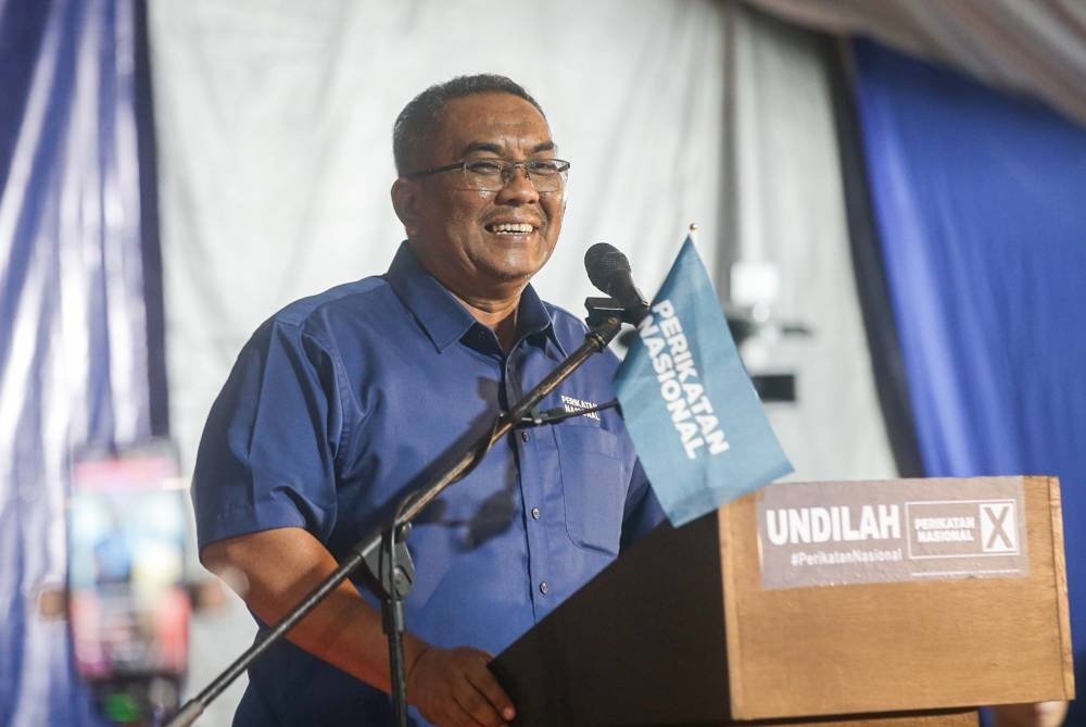 Datuk Seri Muhammad Sanusi Md Nor giving his speech while campaigning at the Jelajah PN Best Tambun in Meru Ipoh, November 13, 2022. — Picture by Farhan Najib