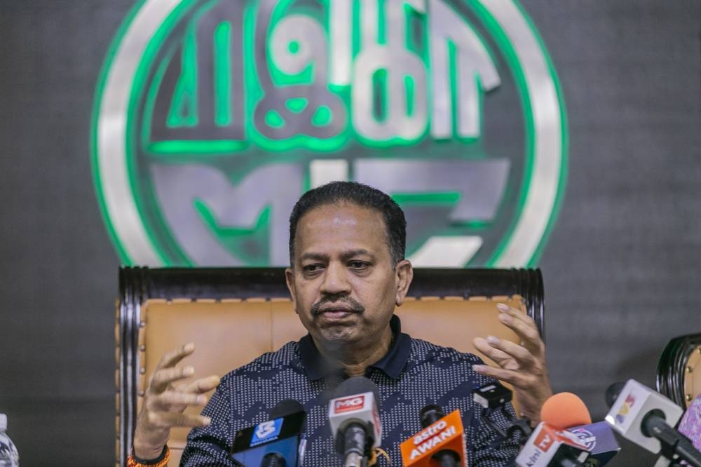 File picture shows MIC president Tan Sri S.A. Vigneswaran speaking during a press conference at party headquarters in Kuala Lumpur, November 2, 2022. — Picture by Hari Anggara