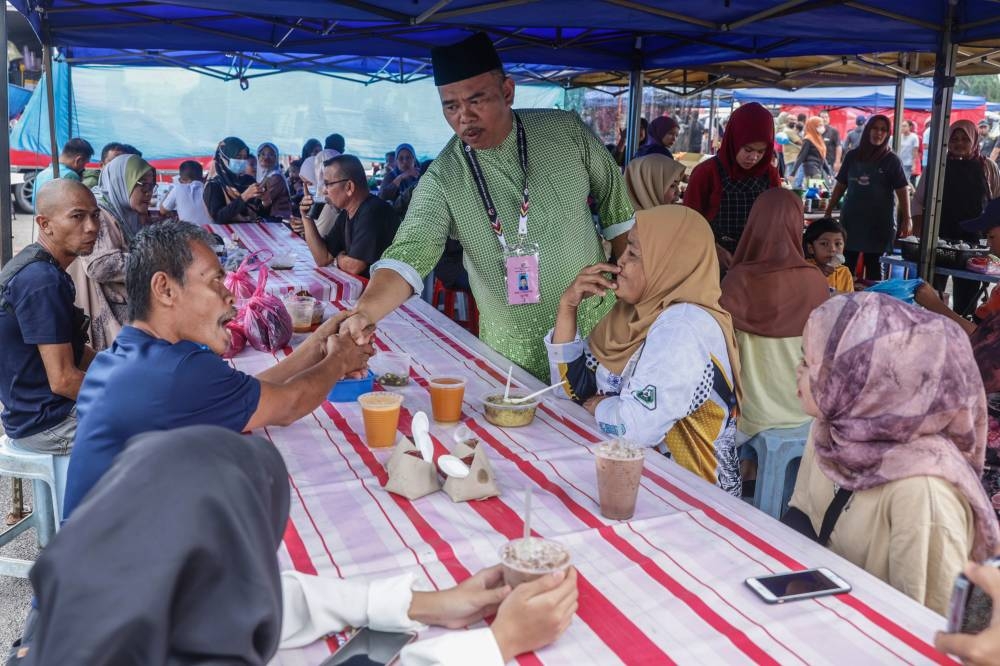 Barisan Nasional (BN candidate for the Tioman state seat in the 15th general election (GE15), Datuk Seri Mohd Johari Hussain during his walkabout at the weekly market in Rompin, November 27, 2022. — Bernama pic