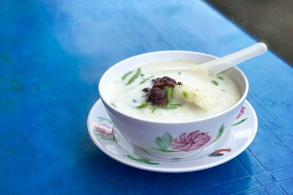 Old-school 'cendol' with shaved ice, red beans, pandan ribbons and 'gula Melaka' syrup. — Pictures by CK Lim