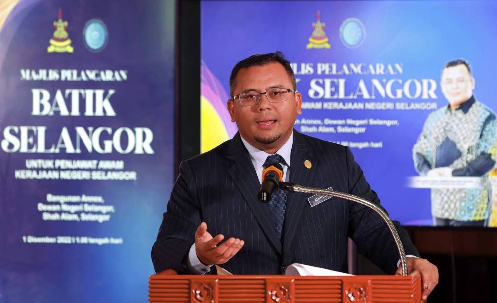 Selangor Mentri Besar Datuk Seri Amirudin Shari speaks at the Batik Selangor launch ceremony for civil servants at the Selangor State Assembly Building in Shah Alam, December 1, 2022. — Bernama pic 