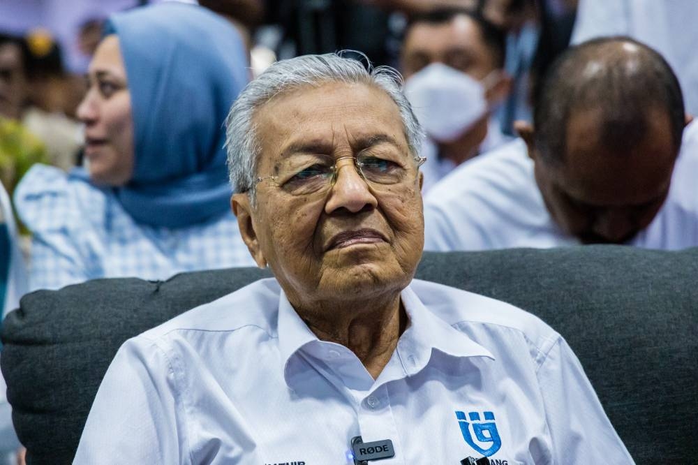 Tun Dr Mahathir Mohamad says Prime Minister Datuk Seri Anwar Ibrahim should take in people who are not entwined in politics to resolve the country’s most pressing challenges immediately without concern about their own party affiliations and needs. ― Picture by Firdaus Latif