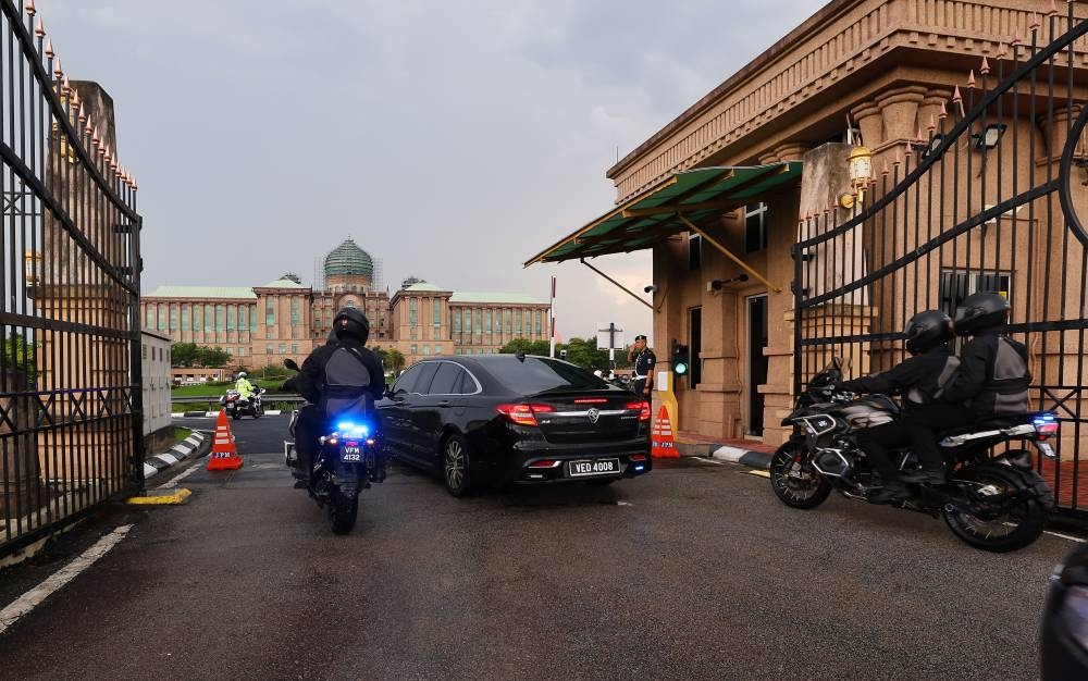 The vehicle carrying Prime Minister Datuk Seri Anwar Ibrahim arrives at the grounds of Bangunan Perdana Putra, December 2, 2022. — Bernama pic 