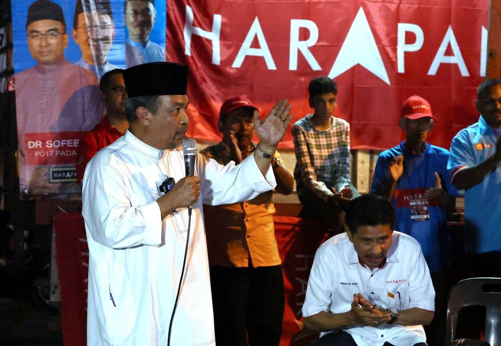 Kedah BN chairman Datuk Seri Jamil Khir Baharom speaks during a special ‘ceramah’ programme at Taman Desa Aman, Padang Meiha, last night. ― Bernama pic