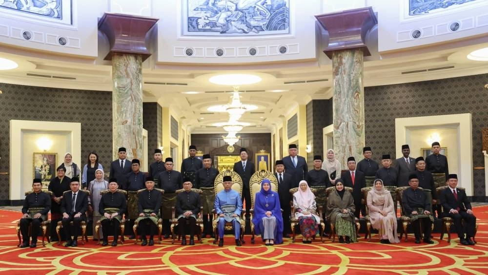 The Yang di-Pertuan Agong Al-Sultan Abdullah Ri'ayatuddin Al-Mustafa Billah Shah and the Queen Mother Agong Tunku Hajah Azizah Aminah Maimunah Iskandaria posing for a picture with members of the Cabinet after the Oath-Taking Ceremony at Istana Negara, Kuala Lumpur, December 3, 2022. Also present were Prime Minister Datuk Seri Anwar Ibrahim (seated fifth, left) and his wife Datuk Seri Dr Azizah Wan Ismail (seated fifth, right). — Bernama pic