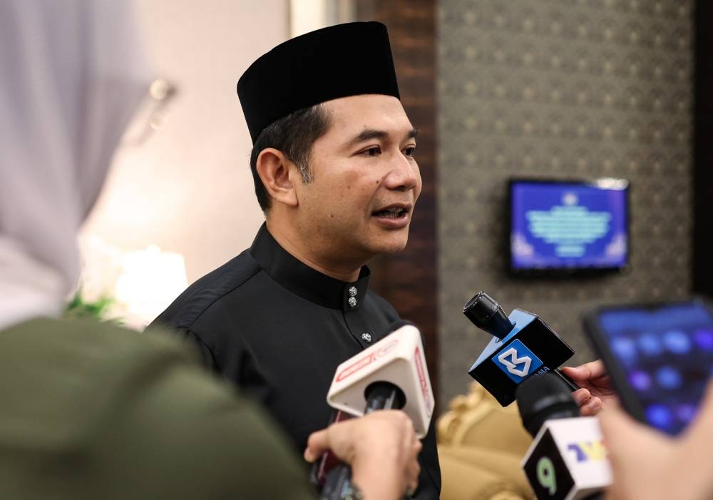 PKR deputy president Rafizi Ramli said his party president's decision to head the Ministry of Finance was borne out of ‘extraordinary’ circumstances because no coalition had the majority to form a government. — Bernama pic