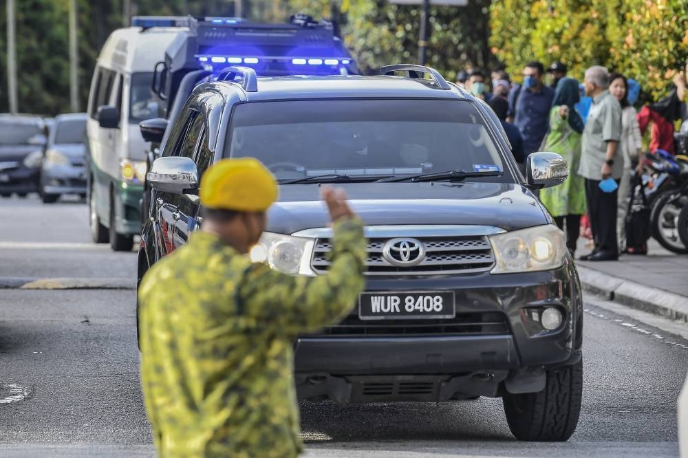 A motorcade ferrying Datuk Seri Najib Razak arrives at the Kuala Lumpur High Court December 5, 2022. — Picture by Hari Anggara