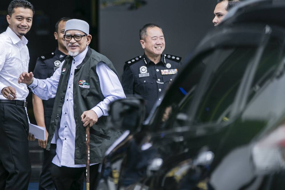 PAS president Tan Sri Abdul Hadi Awang arrives at IPD Sentul to be quizzed by police, December 5, 2022. — Picture by Hari Anggara