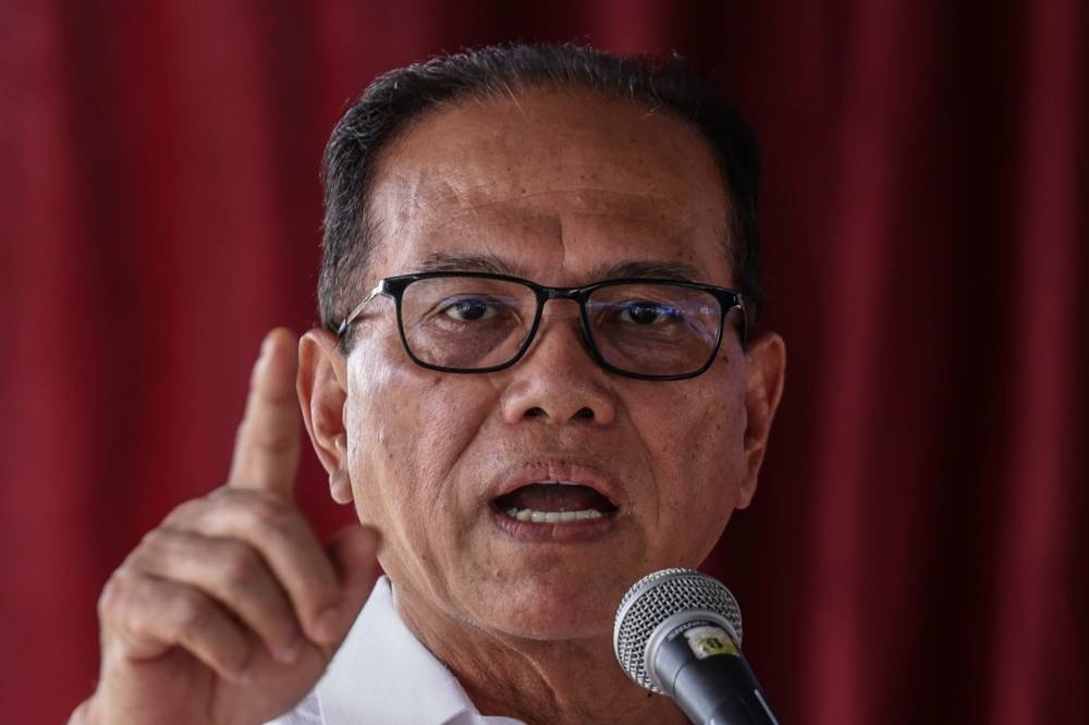 Pahang Mentri Besar Datuk Seri Wan Rosdy Wan Ismail speaks at a ceremony to hand over land titles at Felda Selendang 2 in Rompin December 5, 2022. — Bernama pic