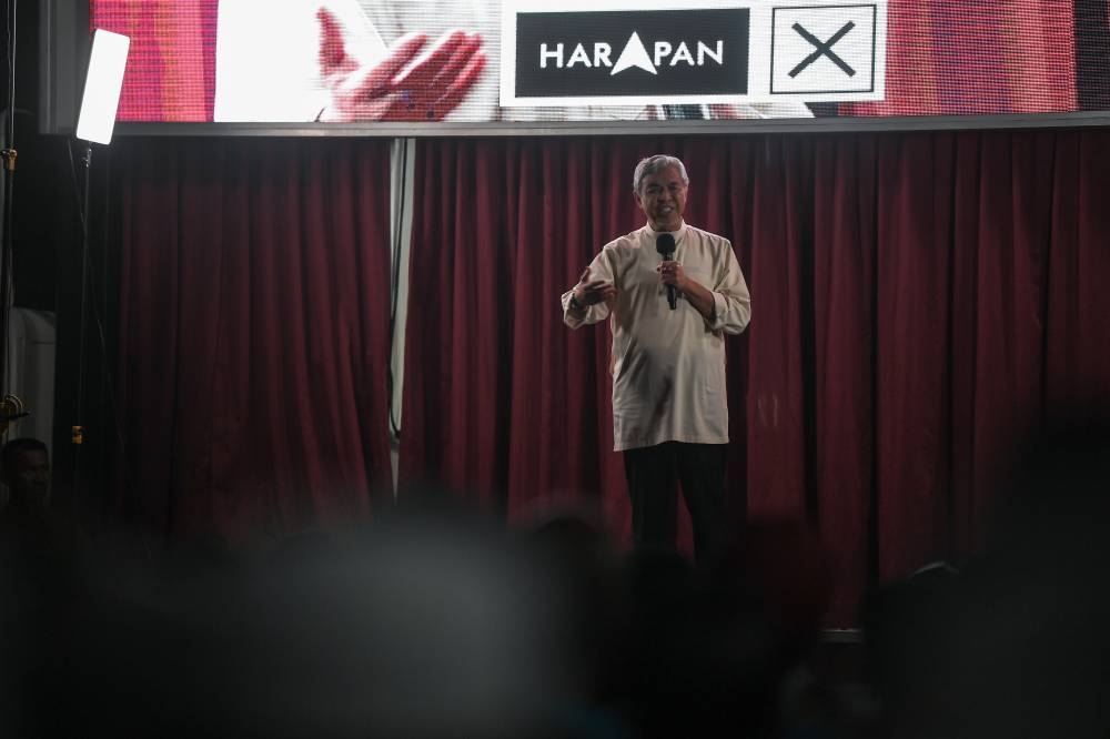 Deputy Prime Minister Datuk Seri Ahmad Zahid Hamidi delivers a speech at the PH and BN mega ceramah in Kampung Tunku Putra, Kelang Lama, December 5, 2022. — Bernama pic