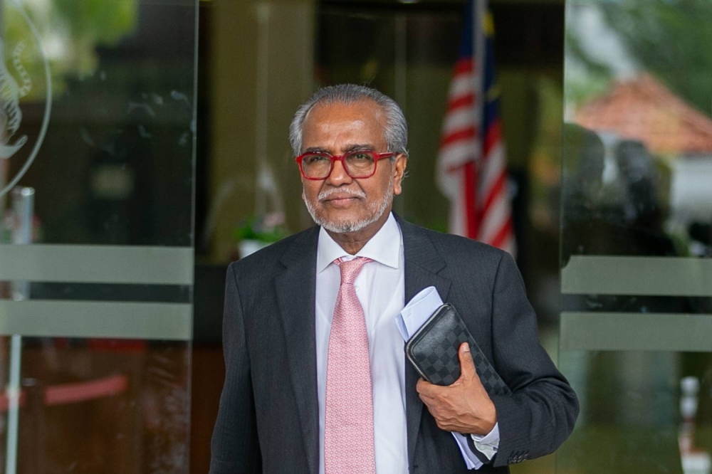 Attorney Tan Sri Muhammad Shafee Abdullah leaves the Kuala Lumpur High Court during lunch break November 24,2022.—Picture by Raymond Manuel