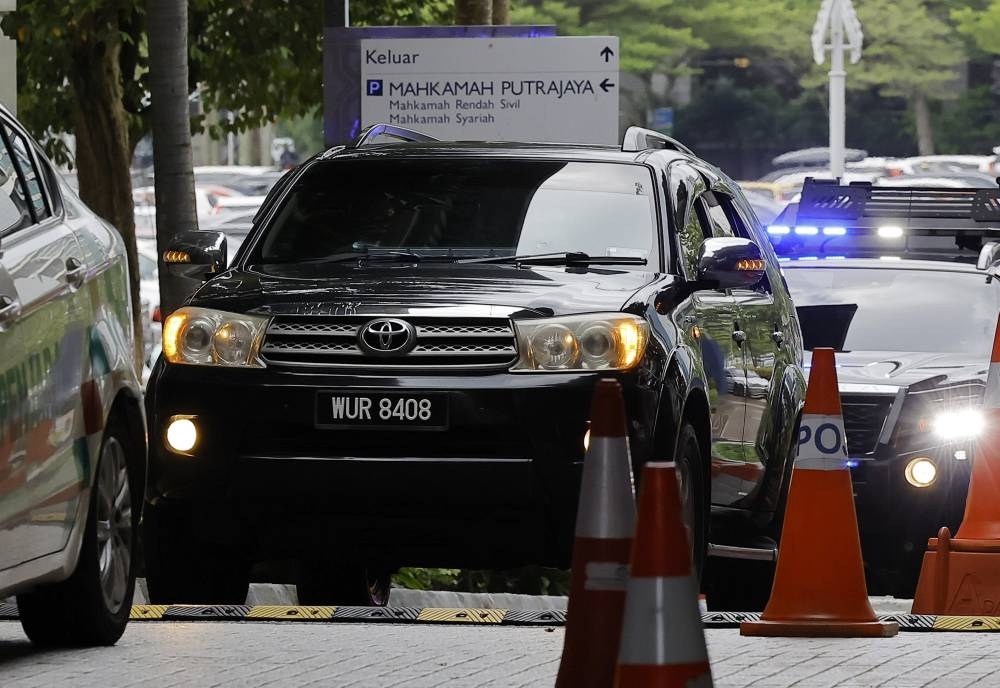 A motorcade ferrying Datuk Seri Najib Razak arrives at the Federal Court in Kuala Lumpur December 7, 2022. — Bernama pic