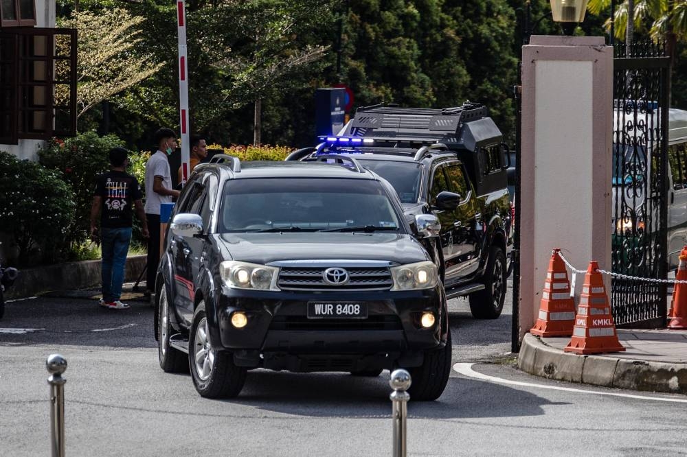 A motorcade ferrying Datuk Seri Najib Razak arrives at the Kuala Lumpur Court Complex, in Kuala Lumpur December 8, 2022. — Picture by Firdaus Latif