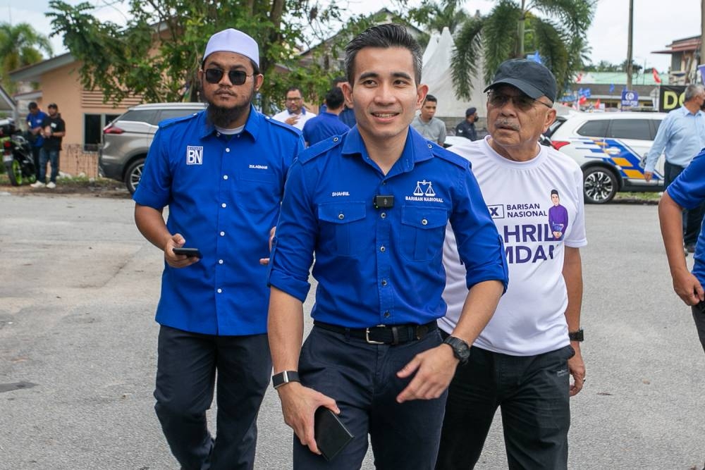 Shahril (centre) said that while Umno has three million members, it was clear not all of them voted for the party and BN during GE15. — Picture by Raymond Manuel