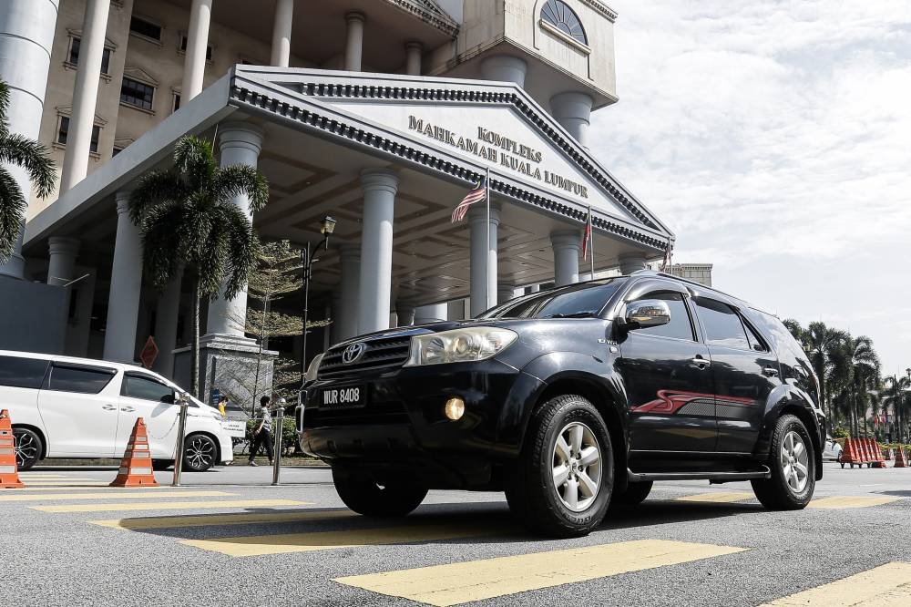 A vehicle carrying former prime minister Datuk Seri Najib Razak arrives for the 1MDB court case at the Kuala Lumpur High Court December 5, 2022. — Picture by Sayuti Zainudin