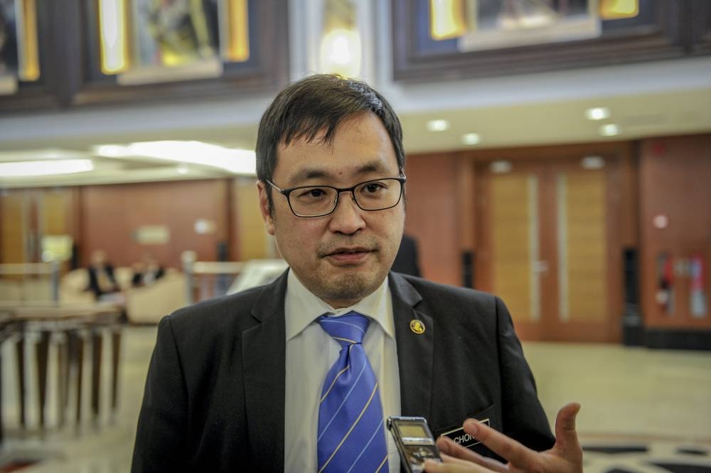 Sarawak DAP chairman Chong Chieng Jen speaks to media at Parliament in Kuala Lumpur April 8, 2019. — Picture by Firdaus Latif