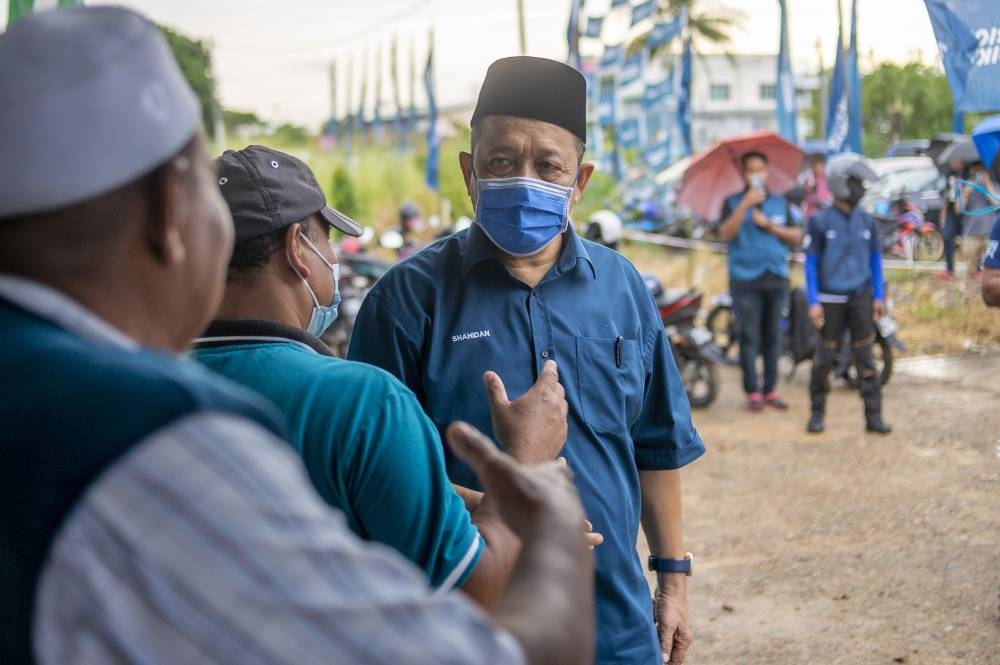 Shahidan greets supporters at a Perikatan Nasional ceramah in Taman Semporna Jaya Beseri, Perlis, November 18, 2022. —- Picture by Shafwan Zaidon