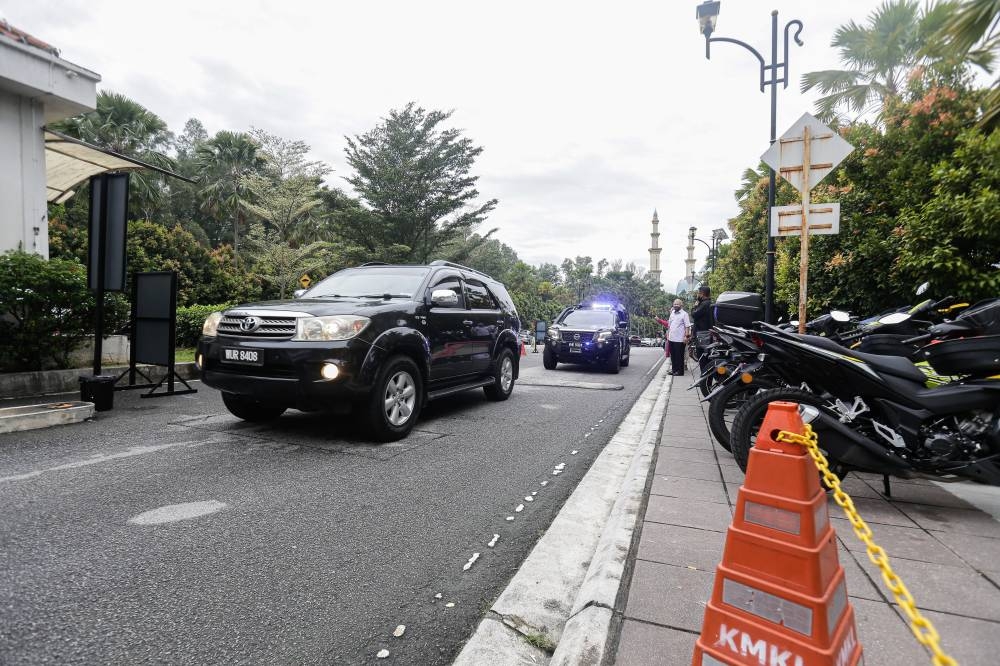 A motorcade carrying former prime minister Datuk Seri Najib Razak arrives at the compound for his 1MDB trial at the Kuala Lumpur High Court December 13, 2022. — Picture by Sayuti Zainudin