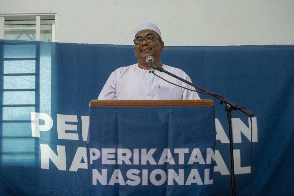 Kedah Mentri Besar Sanusi Md Nor speaks at a ceramah in Taman Semporna Jaya Beseri, Perlis, November 18, 2022. — Picture by Shafwan Zaidon