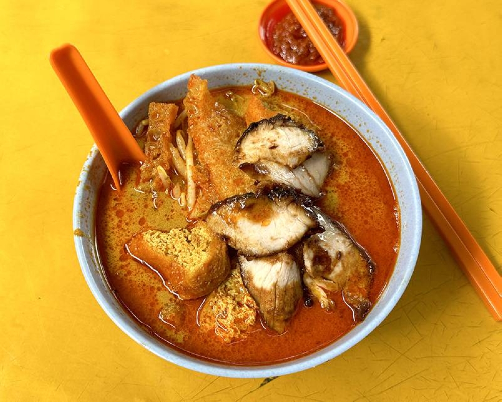 Curry noodles is light but flavourful with pig skin, 'char siu' and beancurd puffs.