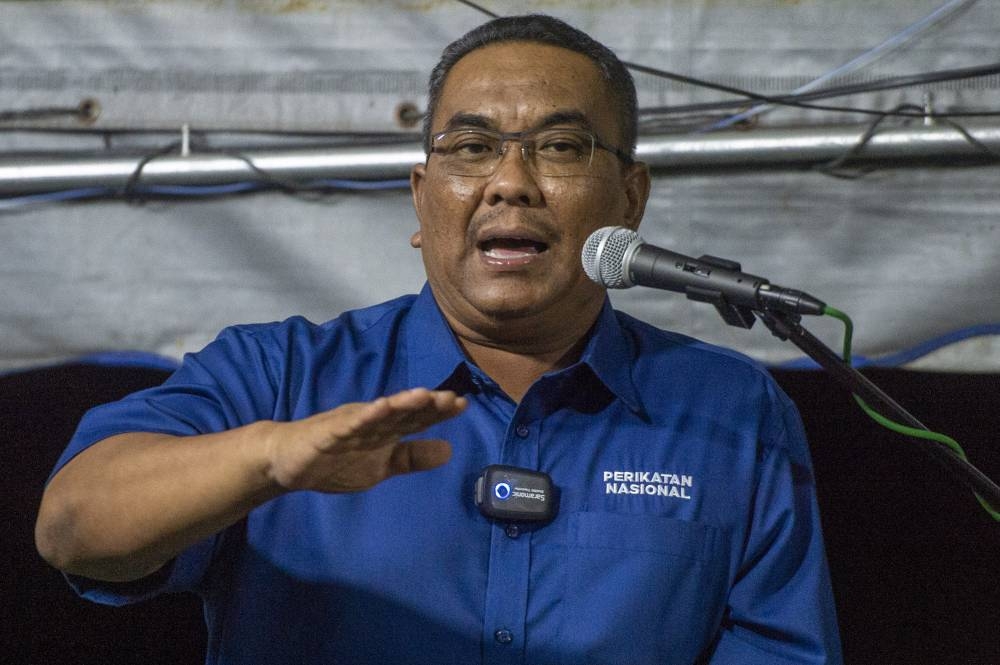 Kedah Mentri Besar Datuk Seri Muhammad Sanusi Md Nor delivers a speech during a ceramah  in Padang Sera, Kedah November 12, 2022. — Picture by Shafwan Zaidon