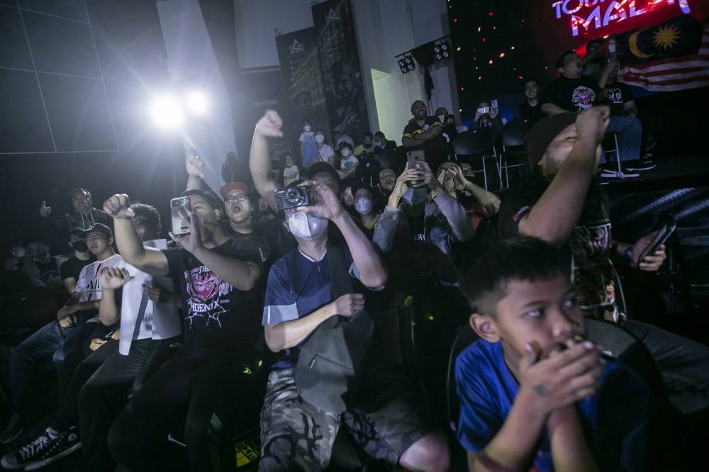 Wrestling fans from all ages including families with children came to see the legendary wrestling icons. — Picture by Hari Anggara.