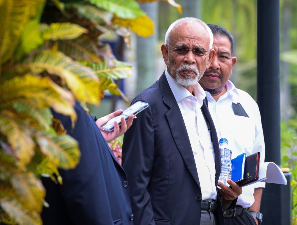 Former Felda chairman Tan Sri Shahrir Ab Samad leaves the Kuala Lumpur Court Complex after the hearing of his case at the High Court, December 14, 2022. — Bernama pic 