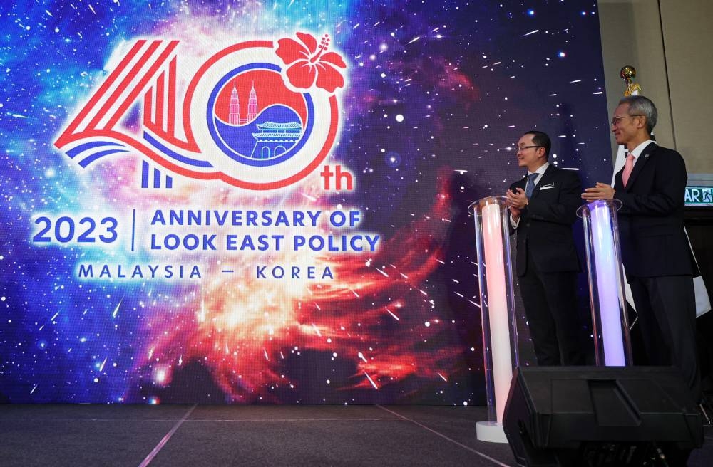 Deputy Secretary General of the International Trade and Industry Ministry (industry) Datuk Seri Norazman Ayob (left) and South Korea Ambassador to Malaysia, Yeo Seung-bae launch the 2023 40th Anniversary of Look East Policy Malaysia-Korea logo in Kuala Lumpur December 15, 2022. — Bernama pic