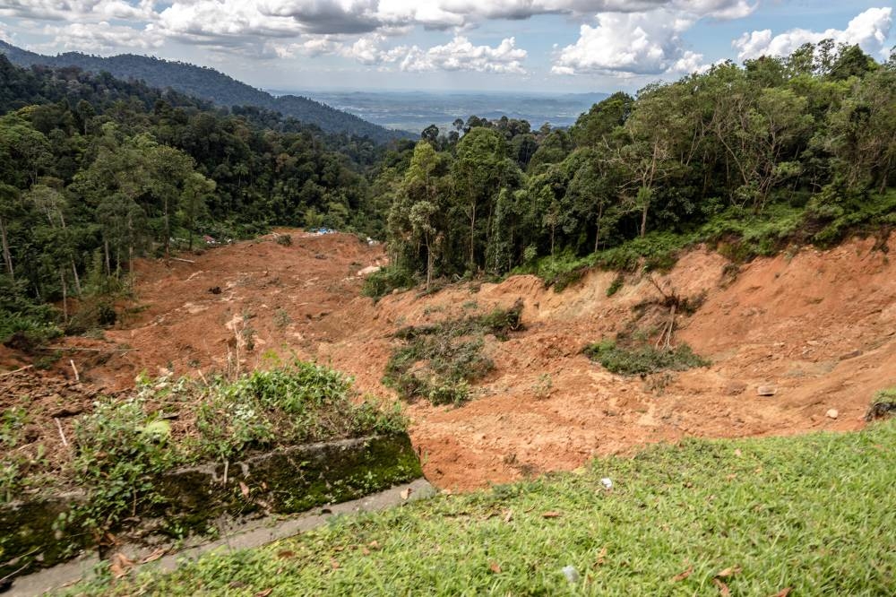 Natural Resources, Environment and Climate Change Minister Nik Nazmi Nik Ahmad said the landslide involved an area of 500 metres (m) in length, 200 m wide and a depth of 8m, moving approximately 450,000 square metres (sq m) of soil. — Picture by Firdaus Latif