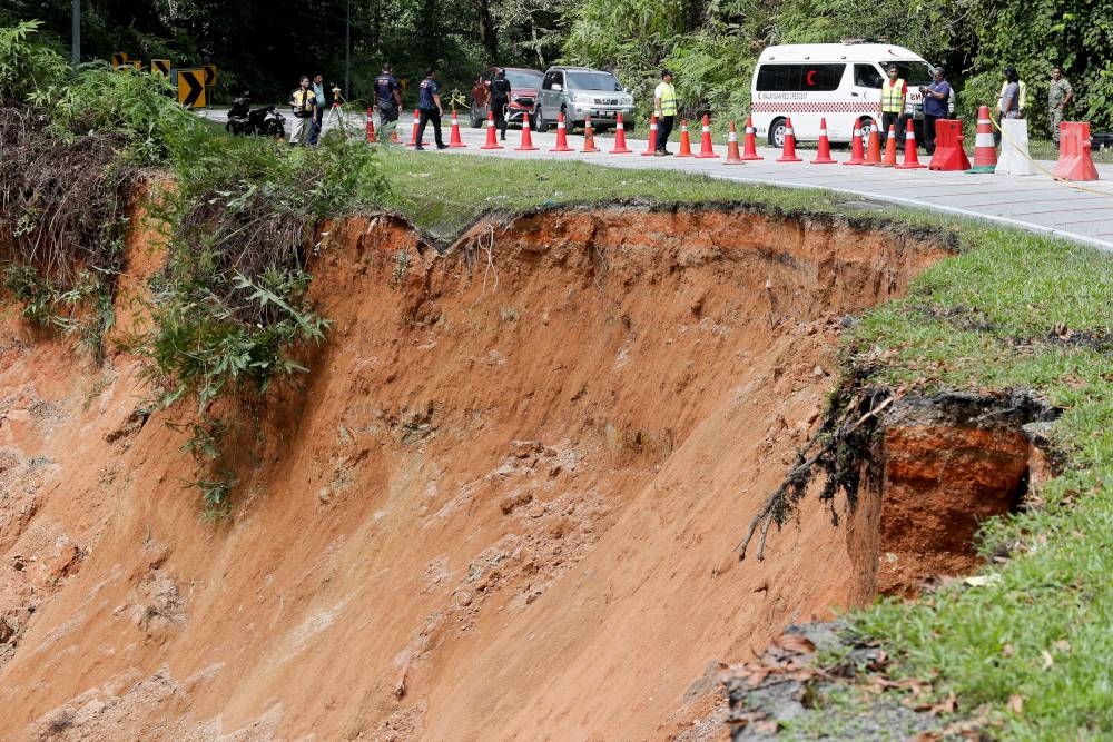 Works Minister Datuk Seri Alexandar Nanta Linggi said that Jalan B66 Batang Kali-Genting Hulu Selangor is closed due to security reasons on the instruction of the Hulu Selangor District Police Headquarters. — Reuters pic 