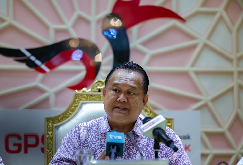 Works Minister Datuk Seri Alexander Nanta Linggi said the route was completely closed at the junction from Juasseh, Senaling and the junction to Perkampungan Felda Kepis. — Bernama pic