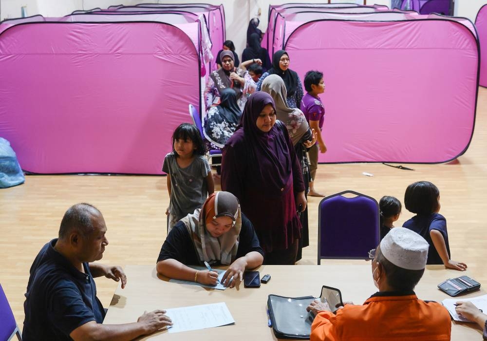 Flood victims go through the registration process when arriving at the Temporary Evacuation Centre (PPS) at the Setiu District Public Library in Bandar Permaisuri, December 18, 2022. — Bernama pic