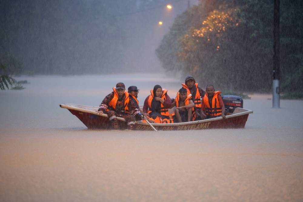 People are evacuated by Fire and Rescue Department personnel in Kampung Balik Bukit in Permaisuri, Terengganu December 18, 2022. — Bernama pic 