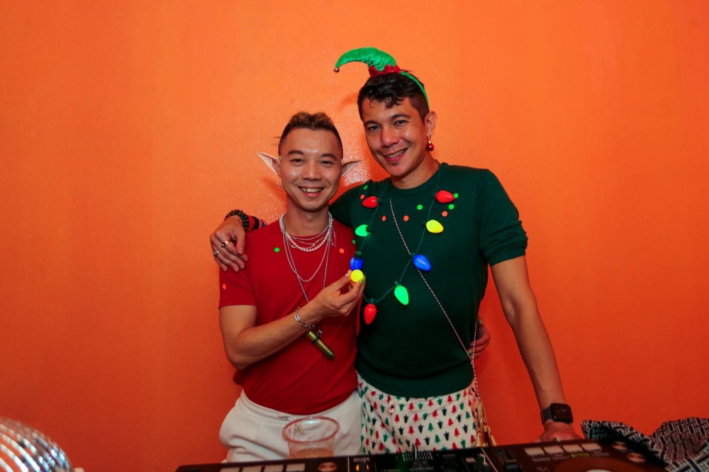 Event host Will Quah (right) with DJ Nicky O at PT Foundation’s Christmas fundraising night at MoMo’s Kuala Lumpur.  — Picture by Raymond Manuel