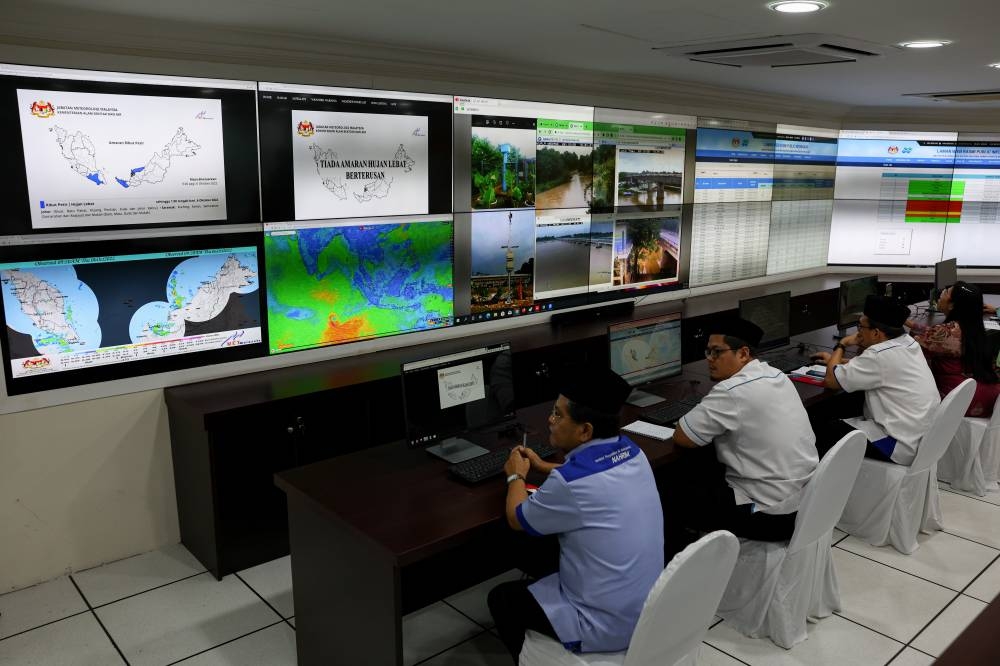 Irrigation and Drainage Dept staff monitor weather conditions at the National Flood Forecasting and Warning Centre in Ampang October 6, 2022. — Bernama pic