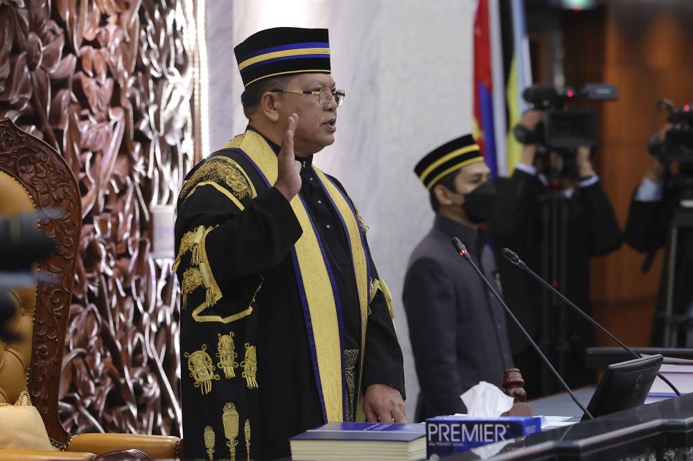 Datuk Johari Abdul takes his oath as Dewan Rakyat Speaker at Parliament, Kuala Lumpur December 19, 2022. — Picture via Twitter/ Bernama