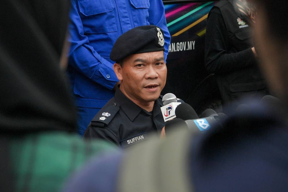 Hulu Selangor District Police Chief Supt Suffian Abdullah speaks to reporters at the Father's Organic Farm campsite in Batang Kali December 19, 2022. — Bernama pic