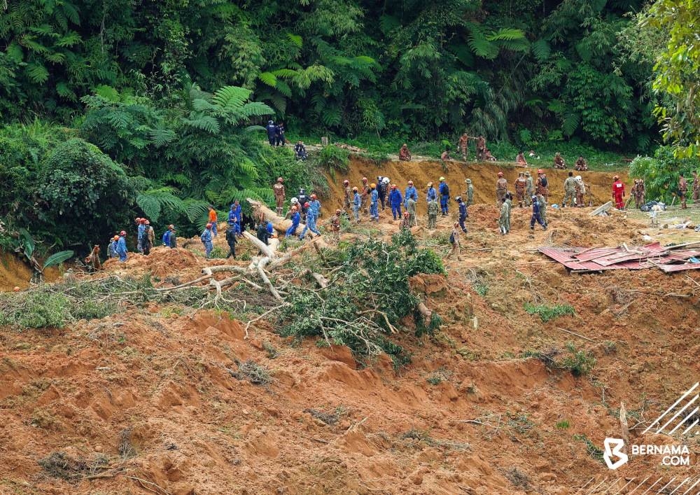 Rescuers at the Father’s Organic Farm landslide in Gohtong Jaya today faced a new challenge in their search and rescue (SAR) efforts to locate nine more victims who are still missing. — Picture via Twitter/Bernama