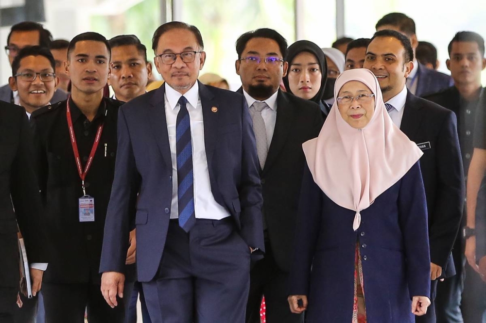 Prime Minister Datuk Seri Anwar Ibrahim and his wife Datuk Seri Wan Azizah Wan Ismail are pictured at the Parliament building in Kuala Lumpur December 19, 2022. — Picture by Yusof Mat Isa