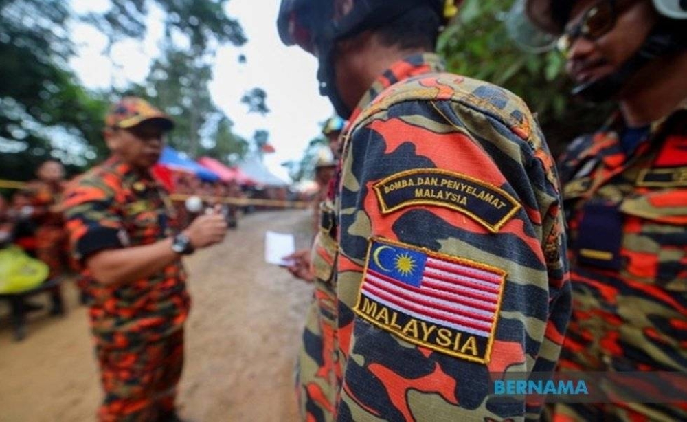 Firefighters of the Malaysian Fire and Rescue Department (JBPM) are being given moral, mental and physical support to stay resilient in the grim search operation for nine victims still missing in the Batang Kali landslide tragedy since Friday, said JBPM director-general Datuk Seri Mohammad Hamdan Wahid. — Picture via Twitter/Bernama