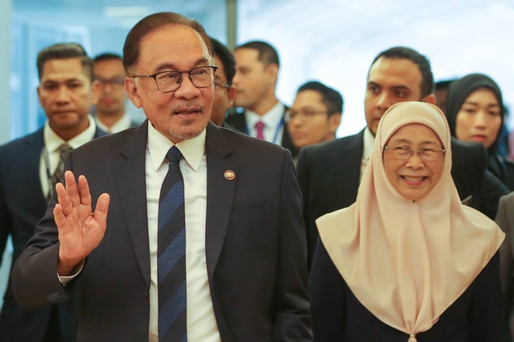 Prime Minister Datuk Seri Anwar Ibrahim and his wife Datuk Seri Wan Azizah Wan Ismail are pictured at Parliament building in Kuala Lumpur December 19, 2022. — Picture by Yusof Mat Isa