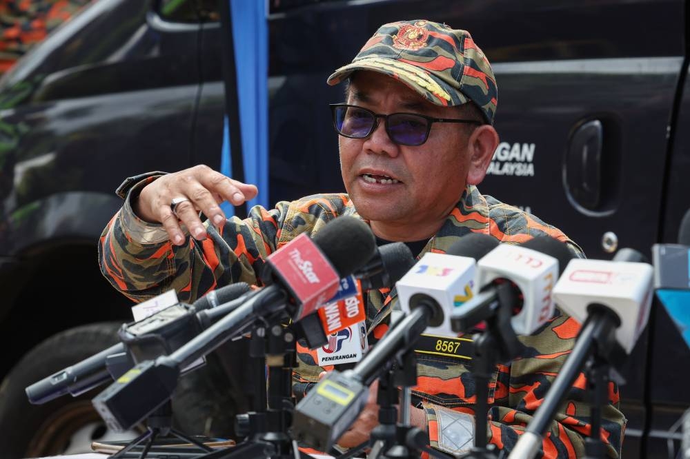 Selangor Fire and Rescue Department director Datuk Norazam Khamis speaks during a press conference at the Father’s Organic Farm campsite in Gohtong Jaya, Batang Kali December 18, 2022. — Bernama pic