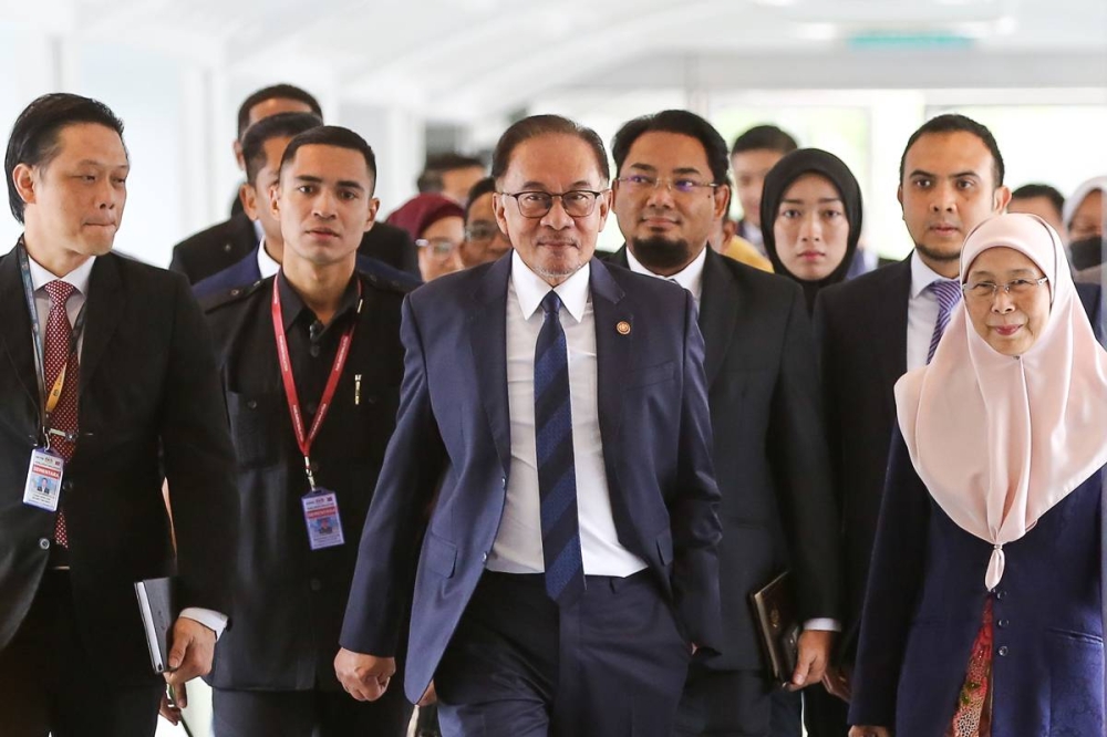 Prime Minister Datuk Seri Anwar Ibrahim and his wife Datuk Seri Wan Azizah Wan Ismail are pictured at Parliament building in Kuala Lumpur December 19, 2022. — Picture by Yusof Mat Isa