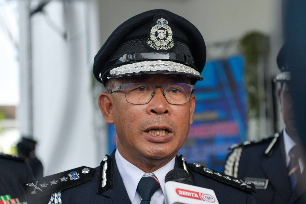  Datuk Arjunaidi Mohamed speaks to reporters after officiating the opening of the Semenyih police station December 20, 2022. — Bernama pic